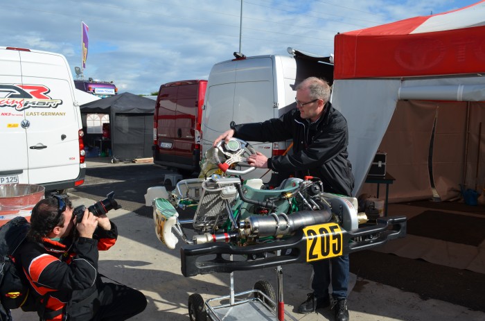 Der var stor interesse for Unigo ved det første løb i Italien, her ses Mogens Jessen demonstrere produktet til magasinet Vroom
(Foto: Lundgaard Racing)